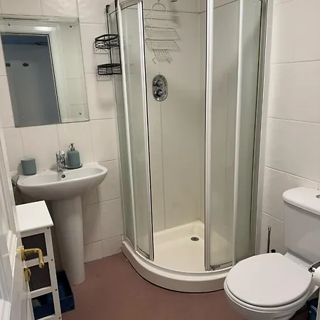 Ensuite For 3 In 2, Shared Kitchen *