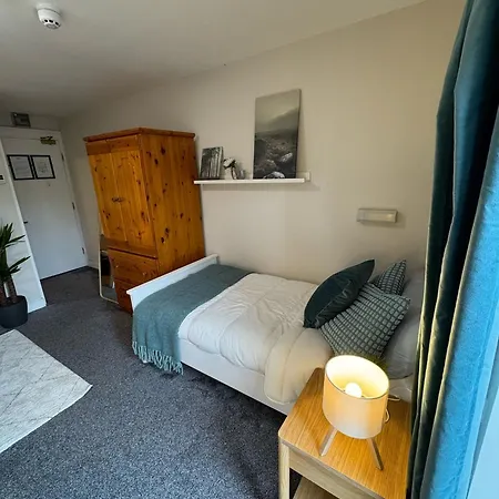 Ensuite For 3 In 2, Shared Kitchen Σπίτι διακοπών