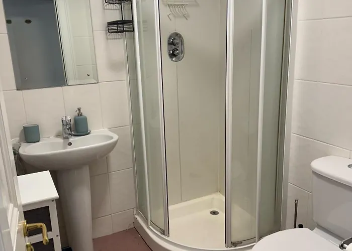 Ensuite For 3 In 2, Shared Kitchen *