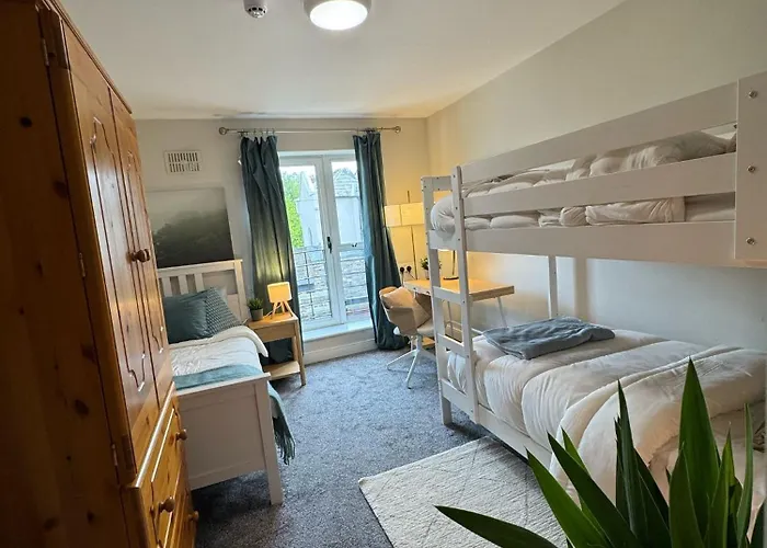 Ensuite For 3 In 2, Shared Kitchen Дублин